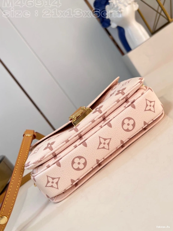 LOUIS METIS WEST POCHETTE VUITTON EAST 0318